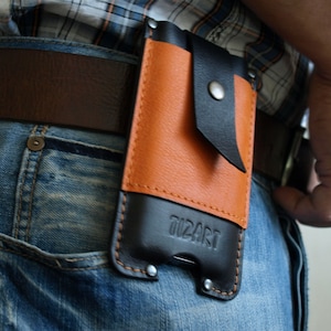 Etui na iPhone'a 16 w kolorze harley, czarne z pomarańczową skórzaną kieszenią na karty, trochę gotówki i szlufką na pasek, inicjały, pomysł na spersonalizowany prezent
