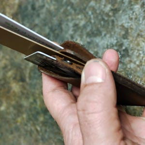Piccolo porta carte in pelle fatto a mano in pelle di vacchetta marrone scuro porta carte tascabile adatto per carte ID contanti iniziali personalizzate idee regalo per lui