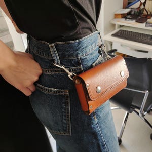 Cartera de piel de vaca marrón para iPhone 16, 15, 13 Pro Max, todos los modelos, funda de cuero para teléfono celular, bolsillo para tarjeta de identificación, sujeción a un cinturón, tuercas gratis, iniciales