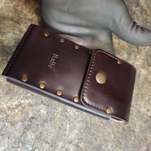 NUOVO stile portafoglio a maniche fatto a mano in pelle marrone Oxblood per iPhone 16 tutti i modelli custodia per cellulare con tasca per carte IDiniziali passante per cintura