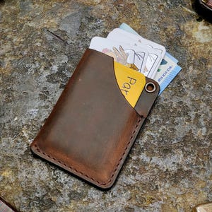 Kleines handgefertigtes Leder Kartenetui aus dunkelbraunem Rindleder Fronttasche Kartenhalter passt Karten ID Bargeld personalisierte Geschenk für ihn Ideen