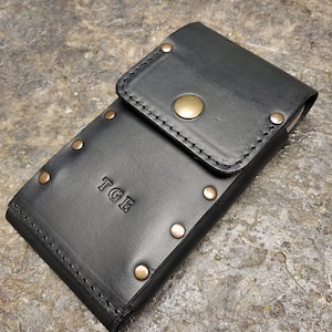 新しいスタイルのハンドメイドスリーブウォレット、黒の牛革製、iPhone 15全モデル対応、カード用ポケット、IDイニシャル、ベルトループ付き携帯電話ケース