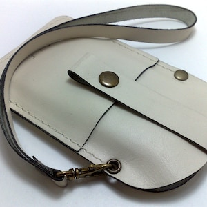 Estuche para iPhone 6 con billetera tipo muñeca, hecho a mano en piel de vacuno color blanco roto, con tarjetero de bolsillo e iniciales gratis.