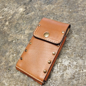 Novo estilo de carteira feita à mão em couro legítimo marrom para iPhone 13, capa para celular de todos os modelos com bolso para cartão de identificação e iniciais grátis, passador de cinto