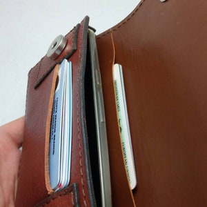 Portafoglio in pelle di mucca adatto a tutti gli iPhone XS Max, iPhone 6, 7, 8 PLUS con una sottile custodia protettiva, bottoni magnetici, passante per cintura, slot per carte, init gratuito.