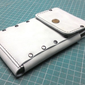 Funda hecha a mano de cuero genuino color blanco roto para adaptarse al iPhone 6 con su bolsillo protector para tarjeta de identificación, efectivo, iniciales gratis, trabilla para cinturón.