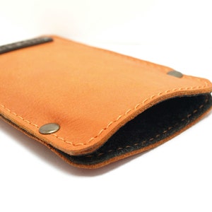 Capa laranja é a nova preta para iPhone 7, feita de couro genuíno laranja com feltro preto e iniciais em fio laranja, ideia de presente personalizada
