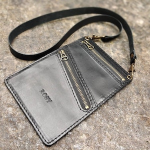 Bolsa de viaje hecha a mano en cuero italiano negro para teléfono, pasaporte, tarjeta de embarque, efectivo, con bolsillo interior, tarjetas de crédito con dos iniciales con cremallera.