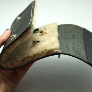 Cartera para moscas de pesca, estuche para pescar, detén tus moscas, piel de oveja curtida con corteza, interior de polar para moscas, regalo para pescadores, iniciales