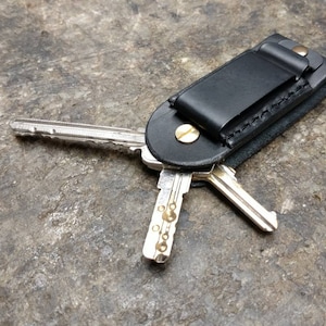 Bequemer Gürtel Schlüsselanhänger schlank kompakt max 3 Schlüsselhalter aus dickem echtem Leder mit Gürtelclip personalisierte Geschenkideen freie Initialen