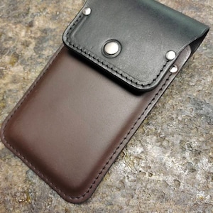 Stylische Handytasche passend für alle Handymodelle schwarz braun Rindsleder Gürtelschlaufe Magnetverschluss mit Klappe Fronttasche Initialen frei Geschenkidee