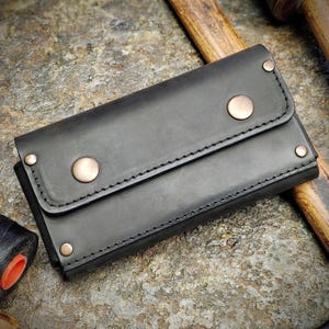 Cartera de piel de vaca negra para todos los modelos de teléfono iPhone 16 iPhone 16 Pro Max de cuero genuino con bolsillo para tarjetas de identificación, lazo para cinturón, ideas de regalo personalizadas