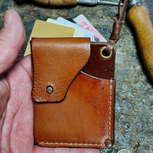 Piccolo porta carte in pelle fatto a mano in vacchetta marrone, porta carte tascabile adatto a carte, documenti d'identità, contanti, iniziali personalizzate gratuite, idee regalo per lui
