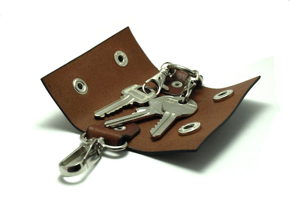 A solid, multi-hook leather key organizer with a chunky nickel swivel — the kind of thing a leatherworker spent real time on, and it shows.