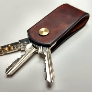 Bequemer kleiner kompakter 3er-Schlüsselhalter aus dickem Echtleder braunem Rindsleder freie Initialen personalisierte Schlüsselanhänger Geschenkideen Weihnachten