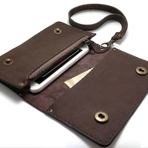 Portafoglio fatto a mano in vera pelle marrone scuro per iPhone XS con tasca con cerniera per monete, carte, cinturino da polso e iniziali.