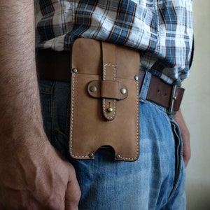 Capa feita à mão para iPhone 6 em couro natural bege com passador de cinto, ideia de presente com iniciais personalizadas grátis, personalizada