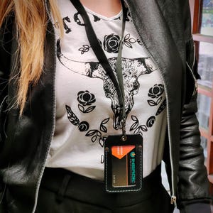 Handgemaakte gepersonaliseerde leren veiligheidsbadgehouder voor kaart- of ID-kaarthouder met open opening aan de voorkant en extra kaartvak