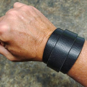 Handgjort svart läderarmband: Justerbart handledsstöd, gratis initialer