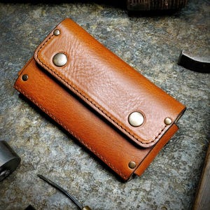 Cartera de piel de vaca marrón para iPhone 16 15 13 pro max todos los modelos funda de cuero genuino para teléfono celular bolsillo para tarjeta de identificación con trabilla para cinturón iniciales gratis