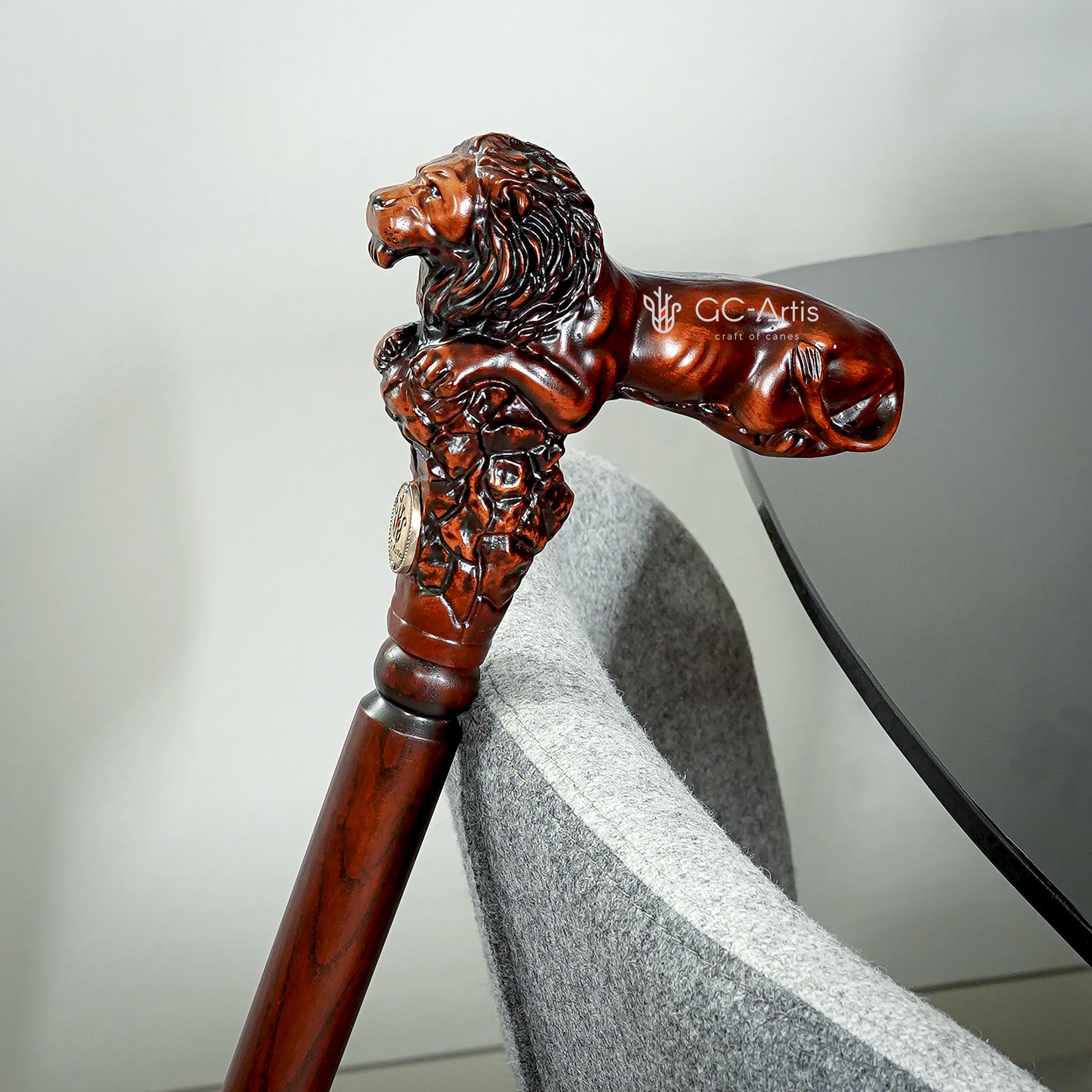 木製ウォーキングスティック無垢材の杖、高齢者用ウォーキングスティック、精巧に彫刻された紋章付きハンドル、縁起の良い意味の長さ96cm  木製ウォーキングスティック杖ライオンキング - 動物の木彫りウォーキング杖ハンドルは男性、女性、高齢者に最適なギフト ... 木製ウォーキングスティック無垢材の杖、高齢者用ウォーキングスティック、精巧に彫刻された紋章付きハンドル、縁起の良い意味の長さ96cm