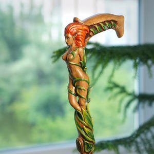 Handbeschilderde, houten wandelstok met houtsnijwerk – sculptuur van een bosfee, magische wandelstok