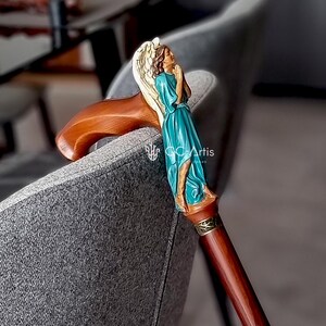 Handbeschilderde houten wandelstok met engelenvleugels – Artistiek gesneden handvat