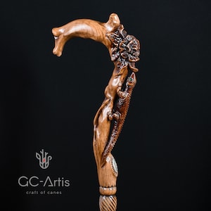 Studio photo of the Floral Lizard cane on a dark background. The rich wood tones, carved lizard figure and raised flowers appear in sharp contrast. The dark backdrop enhances the sculpted textures, showing how the handle’s artistic style stands out with depth, movement and elegant organic lines.