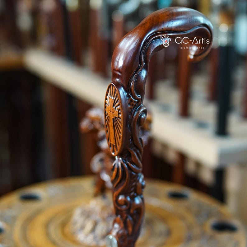 Handgeschnitztes Holz Christian Cross Gehstock - Ergonomische gebogene Griffstütze Bild 1