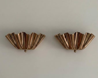 Lámpara de pared de latón vintage hecha a mano con volantes, estilo moderno de mediados de siglo, con media flor festoneada, accesorio de latón, lámpara de pared Art Déco.