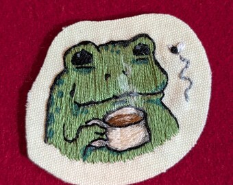 Kaffee Frosch Aufnäher - Handgesticktes entspanntes Frosch Design