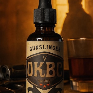 Könnte beinhalten: Eine braune Glasflasche mit schwarzer Pipette, beschriftet mit "GUNSLINGER V OKBC Est 2025" mit gekreuzten Pistolen. Die Flasche enthält 30 ml Flüssigkeit. Im Hintergrund ist der Schatten einer Person mit Hut zu sehen.
