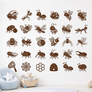 Puede incluir: Una colección de vinilos decorativos de pared en color marrón con varios insectos, incluyendo escarabajos, abejas, hormigas y arañas, junto con una red para mariposas, una telaraña, un patrón de panal y una colmena en una pared.