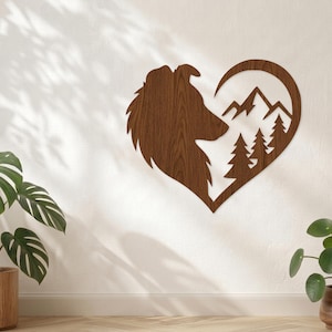 Könnte beinhalten: Eine weiße Keramiktasse mit schwarzem Henkel und dem Text "But First, Coffee" in fetter, schwarzer Schrift. Die Tasse steht vor einem verschwommenen Hintergrund, der eine gemütliche Umgebung suggeriert.