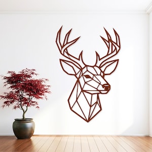 Può includere: Un oggetto d'arte da parete geometrico di colore marrone a forma di testa di cervo con corna. Il design è composto da linee rette e forme angolari interconnesse, creando una silhouette stilizzata e aperta di un cervo rivolto verso destra.