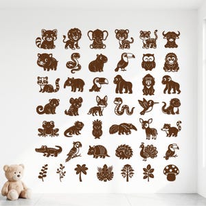 Puede incluir: Una colección de adhesivos de pared marrones con varios animales de dibujos animados, incluyendo un panda rojo, león, elefante, leopardo, tigre, búfalo, cerdo, serpiente, capibara, tucán, búho, mono, mapache, tapir, zorro, colibrí, rana y un hongo.