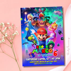Puede incluir: Una colorida invitaci&oacute;n de cumplea&ntilde;os con personajes de Super Mario. La invitaci&oacute;n dice "Super Marco cumple 6" con detalles del evento. El dise&ntilde;o incluye a Mario, la Princesa Peach, Yoshi y Bowser sobre un fondo vibrante.