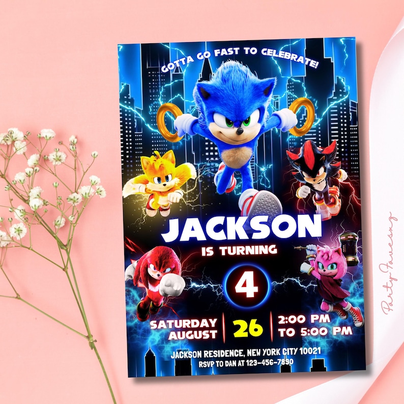 Op de afbeelding: Een blauwzwarte uitnodigingskaart met Sonic the Hedgehog en vrienden. De kaart bevat de tekst "GOTTA GO FAST TO CELEBRATE!" en details voor een verjaardagsfeest, waaronder de naam "Jackson", het nummer "4" en de datum.