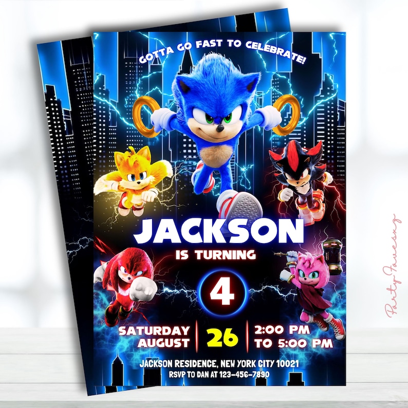 Op de afbeelding: Een blauwe en zwarte verjaardagsuitnodiging met Sonic the Hedgehog en vrienden. De uitnodiging bevat de tekst "GOTTA GO FAST TO CELEBRATE!" en details voor een feestje voor Jackson, die 4 wordt.