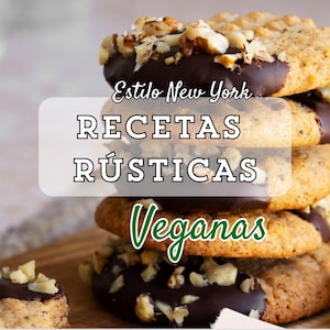 Puede incluir: Una pila de galletas veganas con cobertura de chocolate y nueces picadas. Las galletas son de color marrón claro y están sobre una superficie de madera. El texto en la imagen dice "Estilo New York, Recetas Rústicas, Veganas."