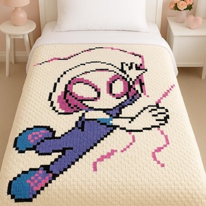 Op de afbeelding: Een crèmekleurige gehaakte deken met een gepixeld beeld van een superheldenpersonage in tinten paars, blauw, zwart en roze. De deken ligt op een wit bed met een wit kussen.