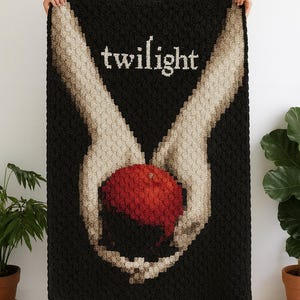 Peut inclure: Couverture noire au crochet avec le mot "twilight" en blanc, et un motif de mains tenant une pomme rouge. Un élément de décoration intérieure douillet.