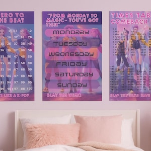 Puede incluir: Tres carteles con diseños temáticos de K-pop. Uno tiene una tabla de multiplicar, otro un horario semanal y el tercero una tabla de conteo. Los carteles son en tonos de morado y rosa.