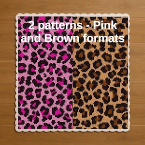 Puede incluir: Un textil cuadrado con borde festoneado, con dos estampados de leopardo. Un lado es rosa y negro, el otro marrón y beige. El texto "2 patterns - Pink and Brown formats" está en la parte superior.