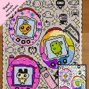 Puede incluir: Un patrón de ganchillo digital que presenta tres dispositivos de mascotas virtuales estilo pixel-art sobre un fondo gris claro con motivos de estrellas y personajes. El texto BingenOnDesigns y Digital sample -Not a photo es visible.