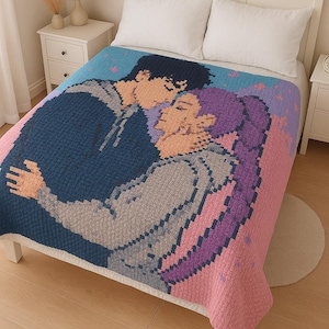 Op de afbeelding: Een pixeldeken met twee figuren die elkaar omarmen. De deken heeft een blauw, roze en paars kleurenschema. De figuren worden afgebeeld in een liefdevolle omhelzing, met één figuur in een blauwe hoodie en de ander met paars haar.