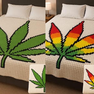 Op de afbeelding: Een crèmekleurige deken met een groot, gepixeld cannabisbladontwerp. Het blad is effen groen of een verloop van rood, oranje, geel en groen. De deken ligt op een bed met witte kussens.