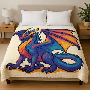 Könnte beinhalten: Eine Decke mit einem Pixel-Art-Drachenmuster in Blau-, Orange- und Lilatönen. Der Drache ist mit großen Flügeln und einem langen Schwanz dargestellt, vor einem cremefarbenen Hintergrund. Die Decke liegt auf einem Bett mit weißen Kissen und Nachttischen aus Holz.