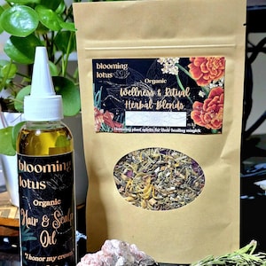 Op de afbeelding: Een bruine papieren zak en een heldere glazen fles met zwarte etiketten. De zak heeft een helder ovaal venster met gedroogde kruiden. De fles bevat olie en is gelabeld "Organic Hair & Scalp Oil". De zak is gelabeld "Wellness & Ritual Herbal Blends".