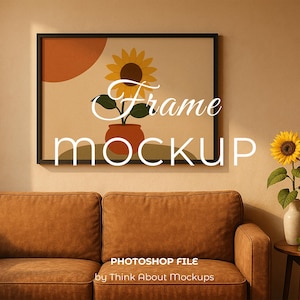 Könnte beinhalten: Ein gerahmter Kunstdruck mit einem Sonnenblumenmotiv und dem Text "Frame Mockup". Der Druck hängt über einem braunen Sofa. Ein kleiner Tisch trägt eine Vase mit einer Sonnenblume und Topfpflanzen.